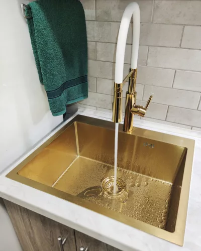 LAVEO SHIRE zuhanyfejes csaptelep rugalmas tömlővel, fehér / arany