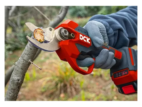 DCK Akkus metszőolló 35 mm szénkefe nélküli 20 V (2 x 2,0 Ah akku + töltő)